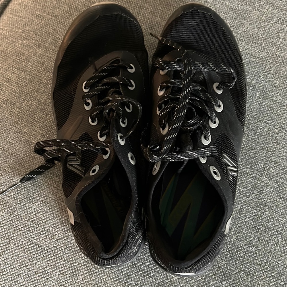Varsity cheer shoe. Size 5. Black.